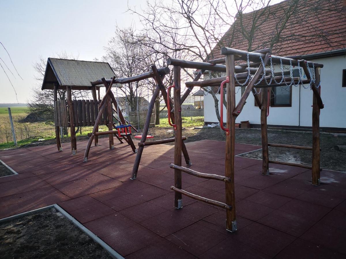 Eszter-ház vendégház Kerekegyháza Esterno foto