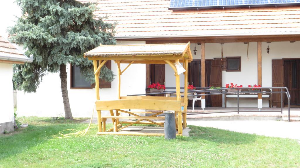 Eszter-ház vendégház Kerekegyháza Esterno foto