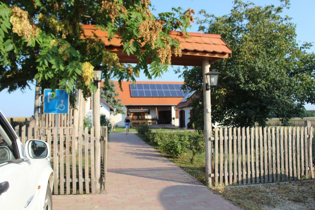 Eszter-ház vendégház Kerekegyháza Esterno foto